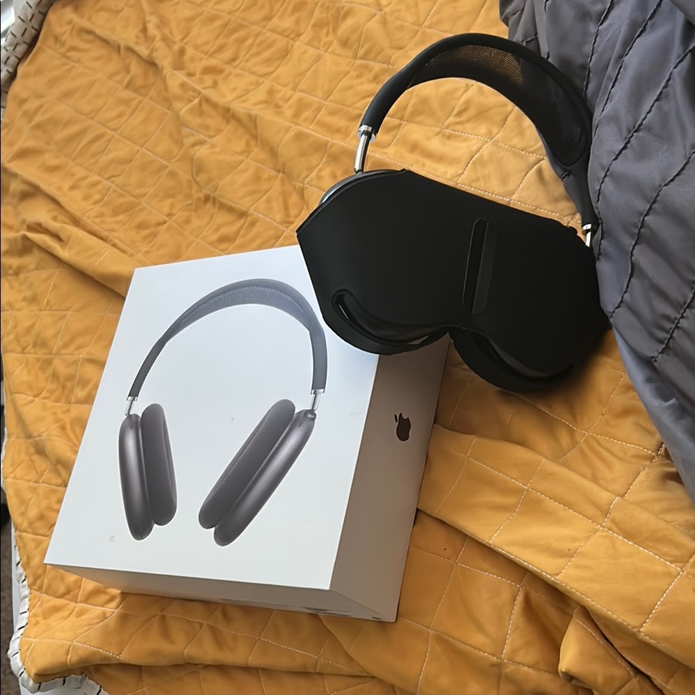 Apple Over-Ear Headphones - Black